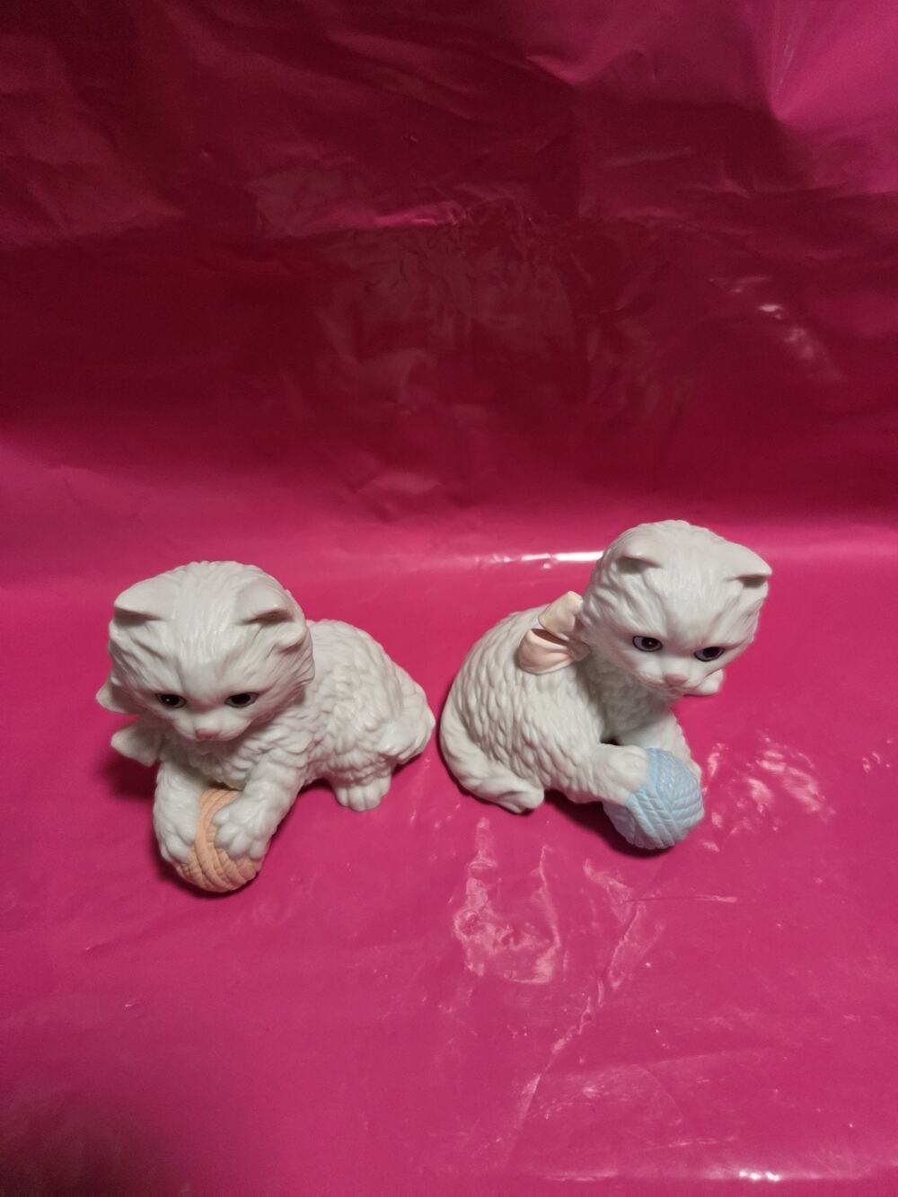 2 Homco Kitten Figurines with yarn Balls and Bows #1410